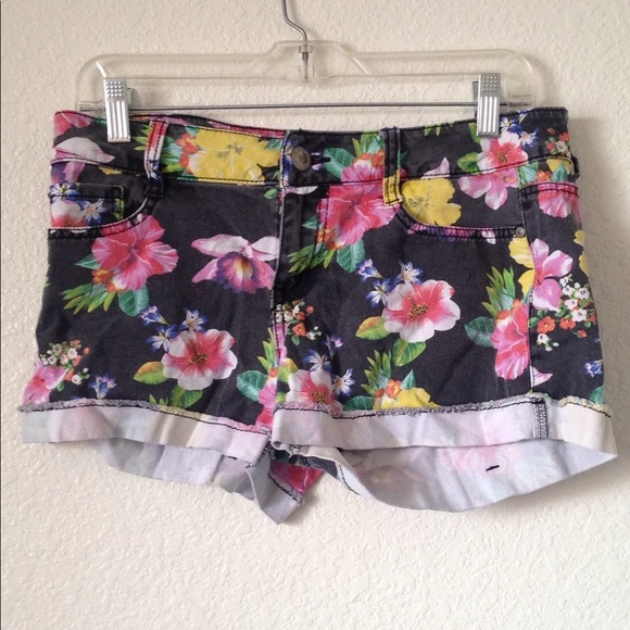 JUNIORS' L.E.I. Ashley Low-Rise Floral Shorts 9 - Picture 1 of 7